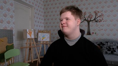 Вихованці Чернігівського навчально-реабілітаційного центру намалювали будиночки, щоб прикрасити ресторан Вихованці Чернігівського навчально-реабілітаційного центру намалювали будиночки, щоб прикрасити ресторан