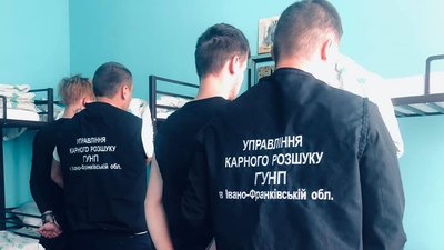 Прикарпатські поліцейські затримали двох братів, які обкрадали держустанови та офіси