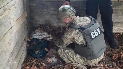 Схованку з боєприпасами знайшли на Рівненщині поблизу білоруського кордону Схованку з боєприпасами знайшли на Рівненщині поблизу білоруського кордону