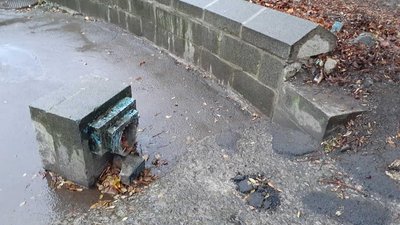 У парку в центрі Рівного потрощили ліхтар і загорожу. Мерія шукає вандалів У парку в центрі Рівного потрощили ліхтар і загорожу. Мерія шукає вандалів