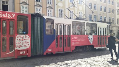 У Львові курсує трамвай розписаний віршами чеського поета