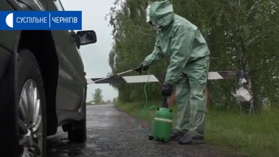 Розчином хлору дезінфікують колеса автомобілів Розчином хлору дезінфікують колеса автомобілів