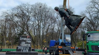 У Києві на Шулявці демонтували пам'ятник Пушкіну