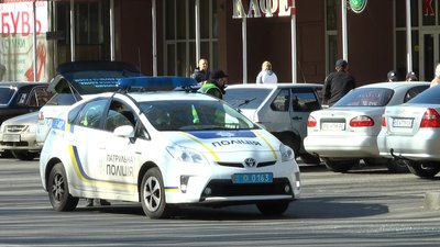 У Миколаєві троє людей, погрожуючи зброєю, відібрали у чоловіка сумку з близько 2 млн грн У Миколаєві троє людей, погрожуючи зброєю, відібрали у чоловіка сумку з близько 2 млн грн
