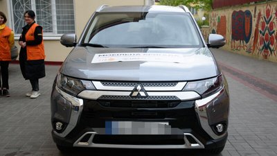 Фахівці з Луцька, які допомагають людям, що зазнали домашнього насильства, отримали авто від ООН Фахівці з Луцька, які допомагають людям, що зазнали домашнього насильства, отримали авто від ООН
