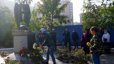 У Дніпрі вшанували пам'ять жертв вибуху газу у висотці Мандриківській, коли загинуло 23 людини У Дніпрі вшанували пам'ять жертв вибуху газу у висотці Мандриківській, коли загинуло 23 людини