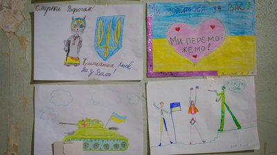 Школярі Дніпра приносять малюнки та речі до волонтерського пункту Шевченківського району Школярі Дніпра приносять малюнки та речі до волонтерського пункту Шевченківського району