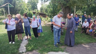 Віряни ПЦУ чекають біля храму в Новомиргороді Віряни ПЦУ чекають біля храму в Новомиргороді