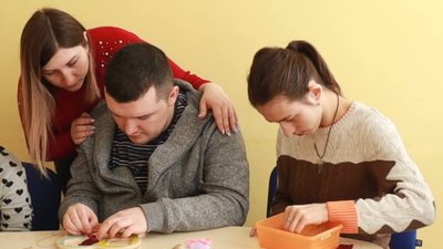 У Тернополі діти та молодь виготовляли чохли для великодніх яєць У Тернополі діти та молодь виготовляли чохли для великодніх яєць