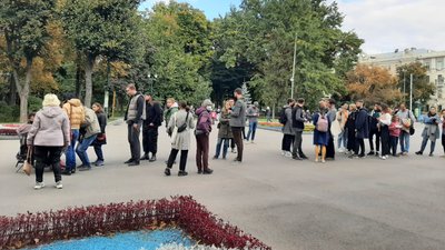 "Газон фест": у харківському саду Шевченка роздають "талони" на сидіння на газоні "Газон фест": у харківському саду Шевченка роздають "талони" на сидіння на газоні