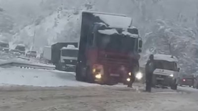 Дороги у Криму, що запорошені снігом, ніхто не розчищає