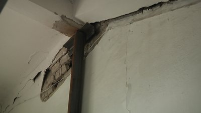 На центральному проспекті Запоріжжя руйнується будинок