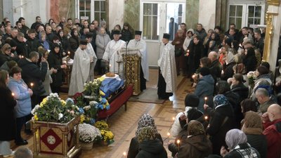 "Це трудяга був. Хороший": у Луцьку попрощалися з загиблим бійцем Юрієм Дудою "Це трудяга був. Хороший": у Луцьку попрощалися з загиблим бійцем Юрієм Дудою