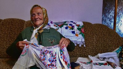 Парасковія Воробель демонструє свої вишиванки Парасковія Воробель демонструє свої вишиванки