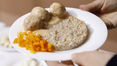 Будуть сухофрукти й горіхи й не буде сосисок. У Дніпрі батьки учні дегустували нове шкільне меню Будуть сухофрукти й горіхи й не буде сосисок. У Дніпрі батьки учні дегустували нове шкільне меню