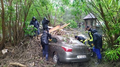 Рятувальники деблокують автомобіль у Східниці Рятувальники деблокують автомобіль у Східниці