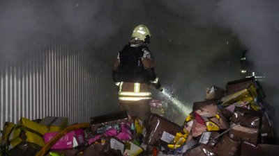 Рятувальники ліквідовують пожежу після російського удару по Одещині, 30 серпня 2026 року