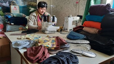 Утеплюють на зиму. У Кропивницькому шиють термобілизну, шапки та рукавиці для бійців