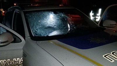 На Львівщині нетверезий чоловік розбив машину патрульних лопатою