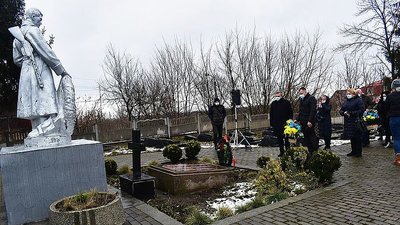 На Рівненщині розслідують хто поклав вінок з комуністичним надписом На Рівненщині розслідують хто поклав вінок з комуністичним надписом
