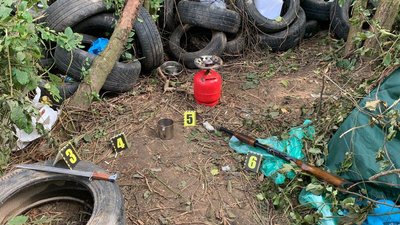 У охоронців поліцейські вилучили холодну зброю та гладкоствольну рушницю У охоронців поліцейські вилучили холодну зброю та гладкоствольну рушницю