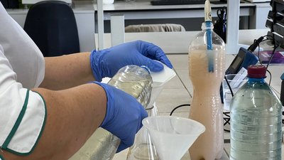 Забруднили річку стічними водами: екоінспектори у Житомирі відібрали проби на дослідження Забруднили річку стічними водами: екоінспектори у Житомирі відібрали проби на дослідження