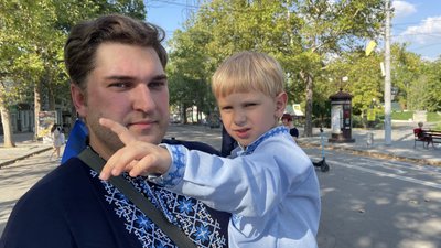 Учасник маршу Ігор із сином Матвієм Учасник маршу Ігор із сином Матвієм