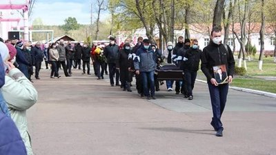 На Сумщині прощалися з Євгеном Черновим: повідомили про велику кількість людей попри карантин