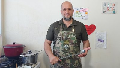 Військовий кухар готує для захисників
