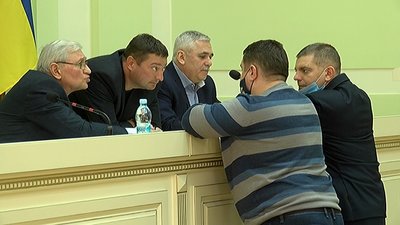 Замість лікарні та громад. Депутати дали 18 мільйонів для чиновників Сумського району Замість лікарні та громад. Депутати дали 18 мільйонів для чиновників Сумського району