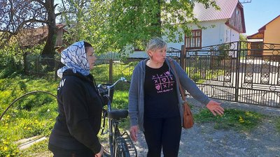 Мешканки Грімного Галина Прусак і Галина Ковальська, 30 квітня 2024 Мешканки Грімного Галина Прусак і Галина Ковальська, 30 квітня 2024