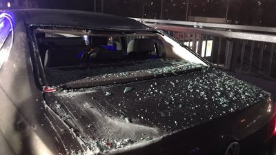 У Києві на Шулявському шляхопроводі впали три електроопори. Утворилися затори У Києві на Шулявському шляхопроводі впали три електроопори. Утворилися затори