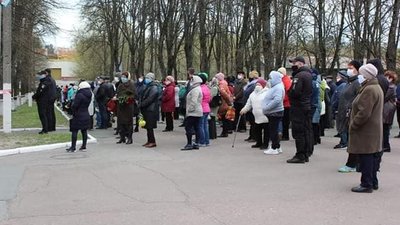 На Сумщині прощалися з Євгеном Черновим: повідомили про велику кількість людей попри карантин На Сумщині прощалися з Євгеном Черновим: повідомили про велику кількість людей попри карантин