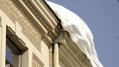 Львів'ян просять бути обережними: із дахів можуть падати бурулі та сніг