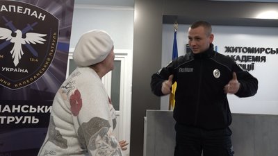 "Щоб не відчувати бар'єрів у спілкуванні" — майбутні поліцейські у Житомирі вивчають жестову мову "Щоб не відчувати бар'єрів у спілкуванні" — майбутні поліцейські у Житомирі вивчають жестову мову