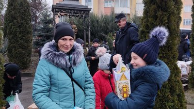 Тернопільський Карітас передає сім'ям загиблих захисників закордонні пакунки з допомогою Тернопільський Карітас передає сім'ям загиблих захисників закордонні пакунки з допомогою