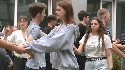 Танець як символ життя: в одній і черкаських гімназій репетирують шкільний вальс Танець як символ життя: в одній і черкаських гімназій репетирують шкільний вальс