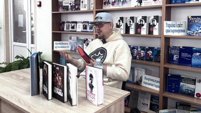 Пише книги й волонтерить: як письменник Олексій Декань із Харкова просуває Мукачево