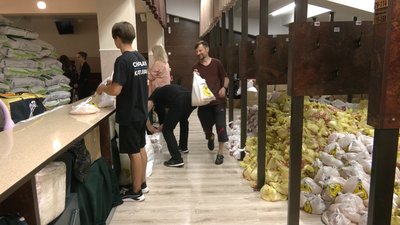 Як у Рівному роздають безкоштовні сіль та горох від ООН