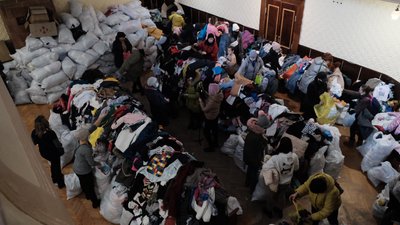 Роздають продукти, зимовий одяг та новорічні. У Чернівцях підготували 15 тонн допомоги