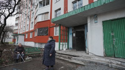 Жінки біля під'їзду будинку в Харкові