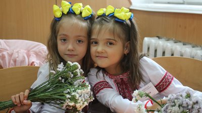 Двійнята Кіра та Каріна