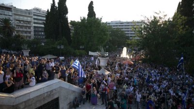 В Афінах мітингували проти обов'язкової вакцинації. Поліція застосувала сльозогінний газ та водомети