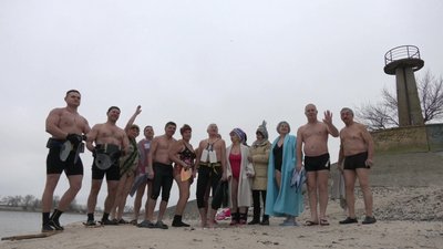 Черкаські пенсіонери щодня купаються у Дніпрі