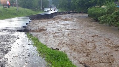 Різке підняття рівнів води та зсуви ґрунту: наслідки негоди на Закарпатті