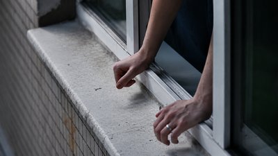 Жінка вистрибнула з 5 поверху у Кропивницькому – що відомо – Суспільне Кропивницький
