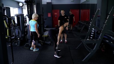 "Краще буду витрачати гроші на спортзал, ніж на ліки". Чернігівка у свої 70 підіймає штангу вагою 30 кг