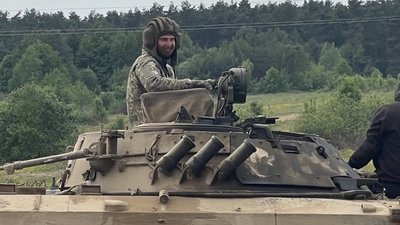 "Вчуся стріляти з лівої". Військовослужбовець після поранення продовжує службу у Хмельницькому "Вчуся стріляти з лівої". Військовослужбовець після поранення продовжує службу у Хмельницькому