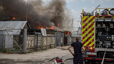 Пожежа в Подільському районі Києва 4 липня, горять склади