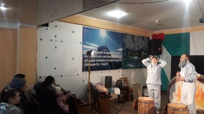 У Кропивницькому актори театру ляльок влаштували виставу для дітей-переселенців